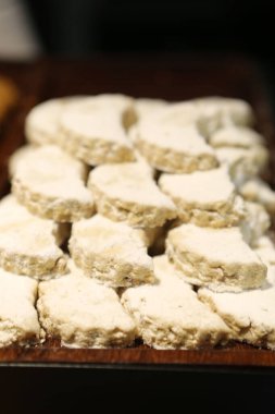 Bir grup çeşit kurabiye. Çikolata parçacıklı, yulaflı, kuru üzümlü, beyaz çikolatalı.