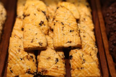 Bir grup çeşit kurabiye. Çikolata parçacıklı, yulaflı, kuru üzümlü, beyaz çikolatalı.