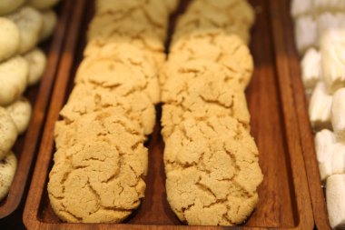 Bir grup çeşit kurabiye. Çikolata parçacıklı, yulaflı, kuru üzümlü, beyaz çikolatalı.