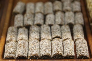 Bir grup çeşit kurabiye. Çikolata parçacıklı, yulaflı, kuru üzümlü, beyaz çikolatalı.