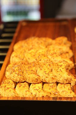 Bir grup çeşit kurabiye. Çikolata parçacıklı, yulaflı, kuru üzümlü, beyaz çikolatalı.