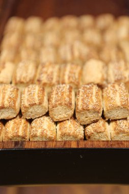 Bir grup çeşit kurabiye. Çikolata parçacıklı, yulaflı, kuru üzümlü, beyaz çikolatalı.