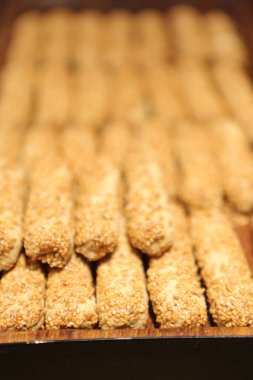 Bir grup çeşit kurabiye. Çikolata parçacıklı, yulaflı, kuru üzümlü, beyaz çikolatalı.