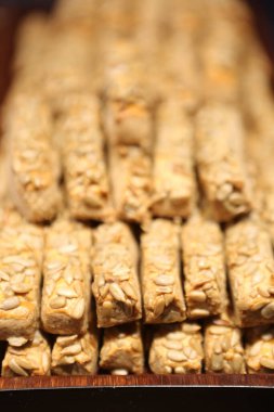 Bir grup çeşit kurabiye. Çikolata parçacıklı, yulaflı, kuru üzümlü, beyaz çikolatalı.