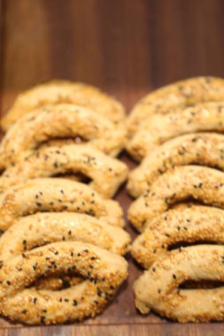 Bir grup çeşit kurabiye. Çikolata parçacıklı, yulaflı, kuru üzümlü, beyaz çikolatalı.