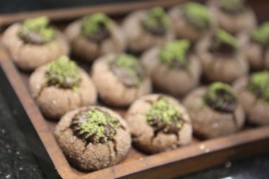 Bir grup çeşit kurabiye. Çikolata parçacıklı, yulaflı, kuru üzümlü, beyaz çikolatalı.