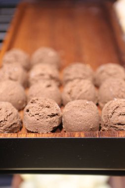 Bir grup çeşit kurabiye. Çikolata parçacıklı, yulaflı, kuru üzümlü, beyaz çikolatalı.