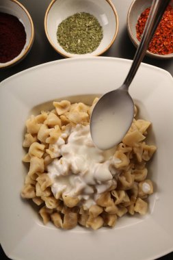 Türk mantı manlama plaka üzerinde