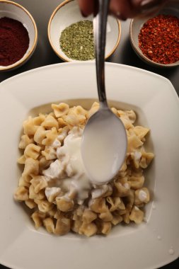 Türk mantı manlama plaka üzerinde