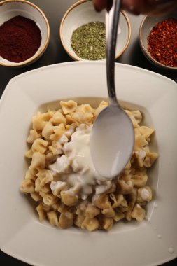 Türk mantı manlama plaka üzerinde