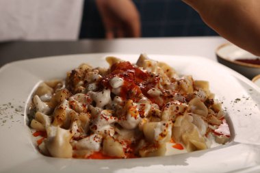 Türk mantı manlama plaka üzerinde