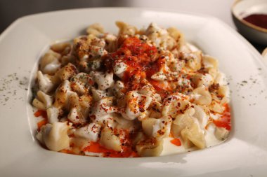 Türk mantı manlama plaka üzerinde