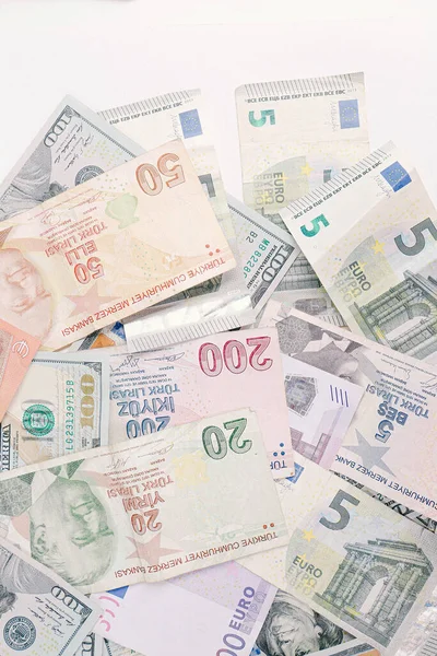 多种欧元现金和硬币 不同类型的新一代钞票 比特币 土耳其里拉 — 图库照片