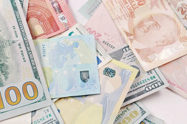 多种欧元现金和硬币 不同类型的新一代钞票 比特币 土耳其里拉 — 图库照片