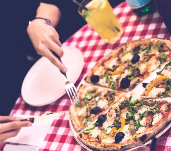 Lezzetli karışık İtalyan pizzası.