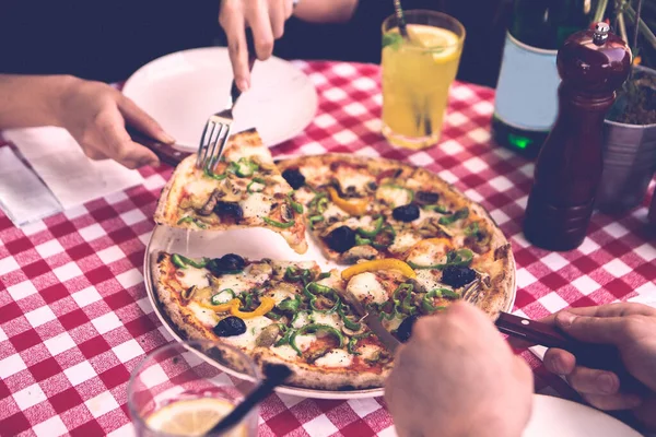 Lezzetli karışık İtalyan pizzası.