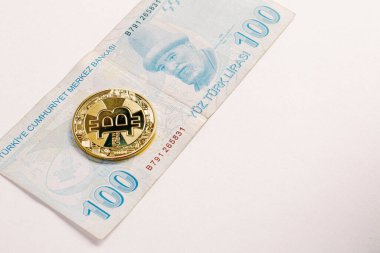 Türk lira banknotları ve bitcoin paraları