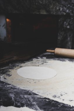 Türk pizzası ya da lahmacun yapmak - Akdeniz ülkelerinde fast food ve popüler sokak yemekleri. Hamur, kıyma ve sebze karışımı Türk pidesini pişirmek için..