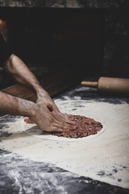 Türk pizzası ya da lahmacun yapmak - Akdeniz ülkelerinde fast food ve popüler sokak yemekleri. Hamur, kıyma ve sebze karışımı Türk pidesini pişirmek için..