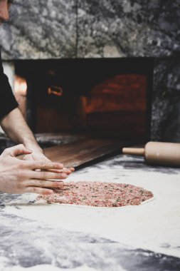 Türk pizzası ya da lahmacun yapmak - Akdeniz ülkelerinde fast food ve popüler sokak yemekleri. Hamur, kıyma ve sebze karışımı Türk pidesini pişirmek için..