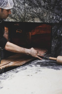 Türk pizzası ya da lahmacun yapmak - Akdeniz ülkelerinde fast food ve popüler sokak yemekleri. Hamur, kıyma ve sebze karışımı Türk pidesini pişirmek için..