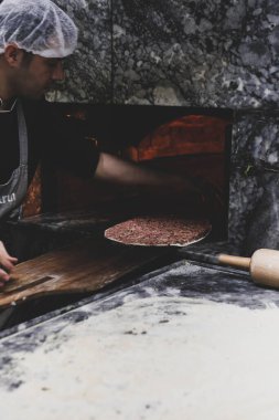 Türk pizzası ya da lahmacun yapmak - Akdeniz ülkelerinde fast food ve popüler sokak yemekleri. Hamur, kıyma ve sebze karışımı Türk pidesini pişirmek için..