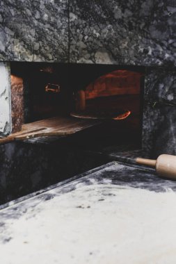 Türk pizzası ya da lahmacun yapmak - Akdeniz ülkelerinde fast food ve popüler sokak yemekleri. Hamur, kıyma ve sebze karışımı Türk pidesini pişirmek için..