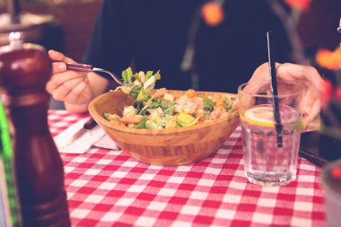 çekici beyaz salata, odak üstünde el yemek kadın ve çatal gülümseyen portresi.
