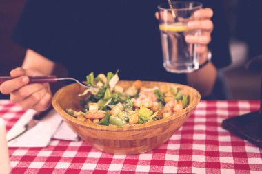 çekici beyaz salata, odak üstünde el yemek kadın ve çatal gülümseyen portresi.