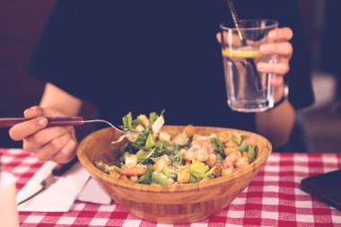 çekici beyaz salata, odak üstünde el yemek kadın ve çatal gülümseyen portresi.