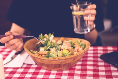 çekici beyaz salata, odak üstünde el yemek kadın ve çatal gülümseyen portresi.