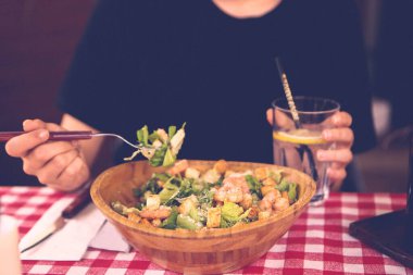 çekici beyaz salata, odak üstünde el yemek kadın ve çatal gülümseyen portresi.
