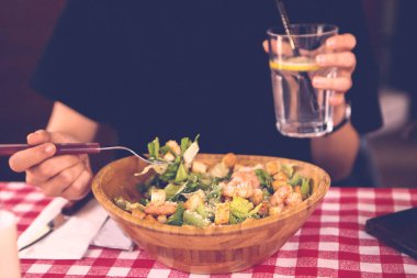 çekici beyaz salata, odak üstünde el yemek kadın ve çatal gülümseyen portresi.