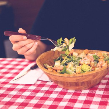 çekici beyaz salata, odak üstünde el yemek kadın ve çatal gülümseyen portresi.