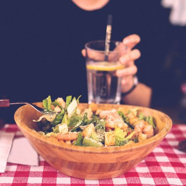 çekici beyaz salata, odak üstünde el yemek kadın ve çatal gülümseyen portresi.