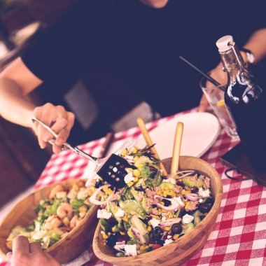 çekici beyaz salata, odak üstünde el yemek kadın ve çatal gülümseyen portresi.