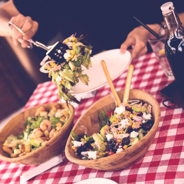 Taze salata tabağı ile karışık yeşillik