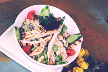 Taze salata tabağı ile karışık yeşillik