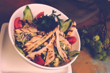 Taze salata tabağı ile karışık yeşillik