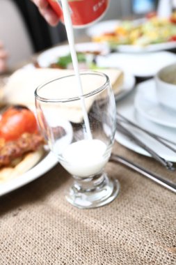 Türk Ayran içmek veya Kefir / ayran yoğurt ile yapılan.