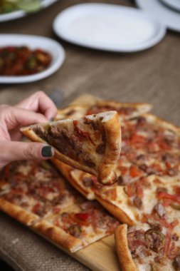 Geleneksel Türkçe fırında pide. Türk pizzası, Orta Doğu aperatifleri. Türk mutfağı. Et ile doldurulmuş çam
