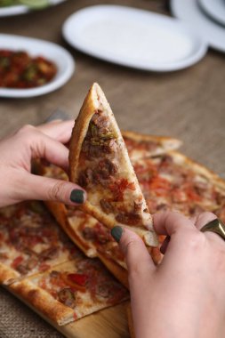 Geleneksel Türkçe fırında pide. Türk pizzası, Orta Doğu aperatifleri. Türk mutfağı. Et ile doldurulmuş çam