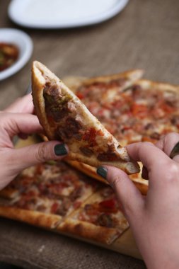Geleneksel Türkçe fırında pide. Türk pizzası, Orta Doğu aperatifleri. Türk mutfağı. Et ile doldurulmuş çam