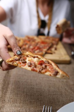 Geleneksel Türkçe fırında pide. Türk pizzası, Orta Doğu aperatifleri. Türk mutfağı. Et ile doldurulmuş çam