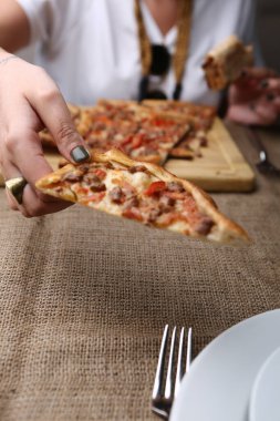 Geleneksel Türkçe fırında pide. Türk pizzası, Orta Doğu aperatifleri. Türk mutfağı. Et ile doldurulmuş çam