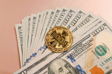 Multi Euro ve Dolar nakit, farklı türde yeni nesil banknotlar, ve bitcoin