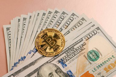 Multi Euro ve Dolar nakit, farklı türde yeni nesil banknotlar, ve bitcoin