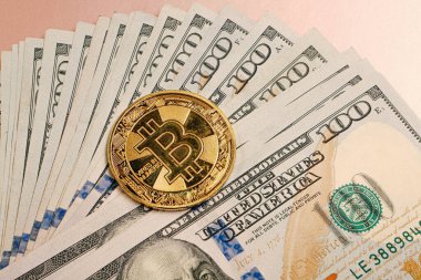 Multi Euro ve Dolar nakit, farklı türde yeni nesil banknotlar, ve bitcoin