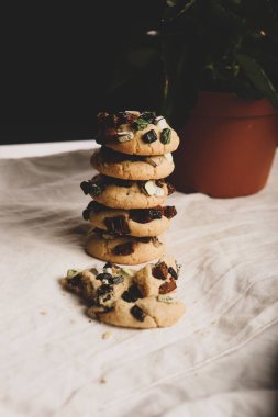 Koyu çikolata parçaları ile tanımlama