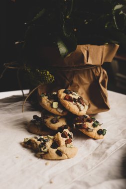 Koyu çikolata parçaları ile tanımlama